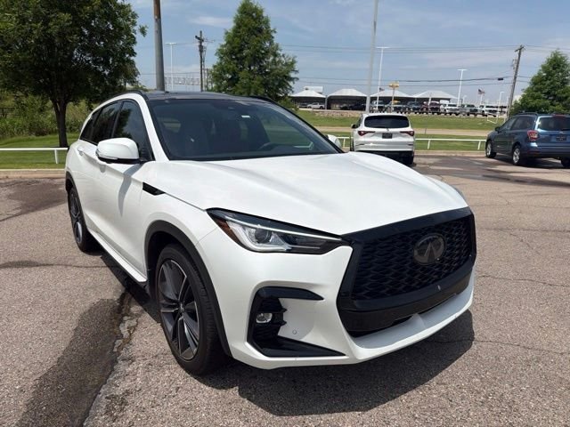 Used 2025 White INFINITI SPORT image 7