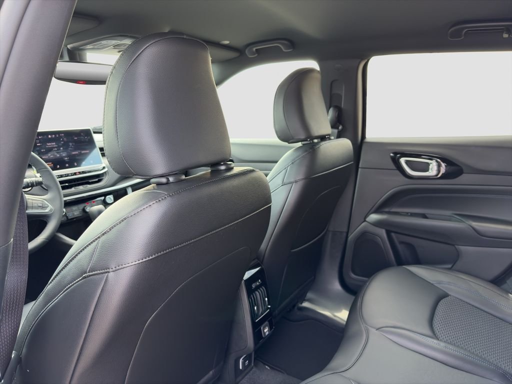 New 2026 Diamond Black Crystal Pearlcoat Jeep Latitude image 24