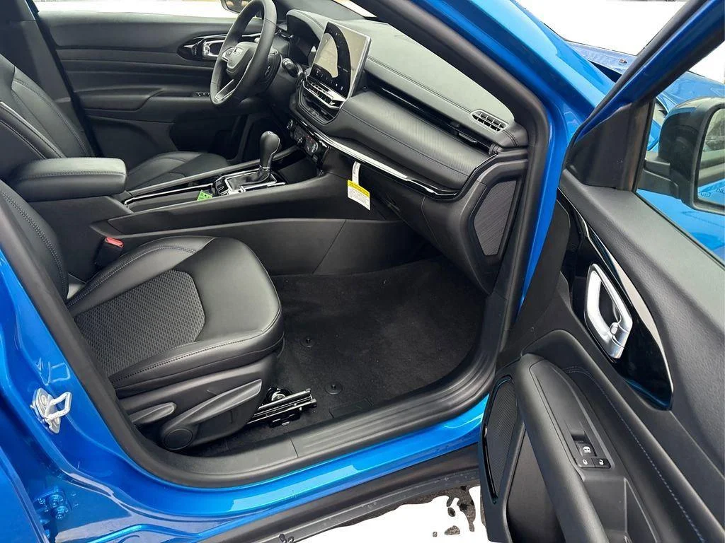 New 2026 Hydro Blue Pearlcoat Jeep Latitude Altitude image 19
