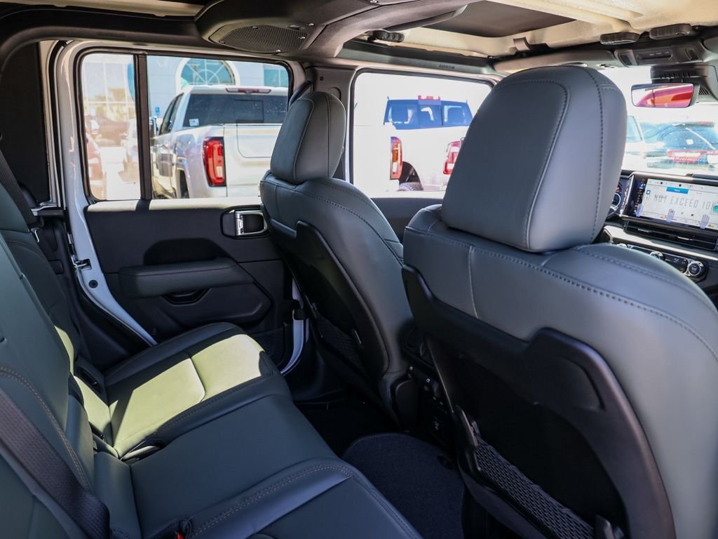 New 2026 Bright White Clear-Coat Exterior Paint Jeep Mojave image 15