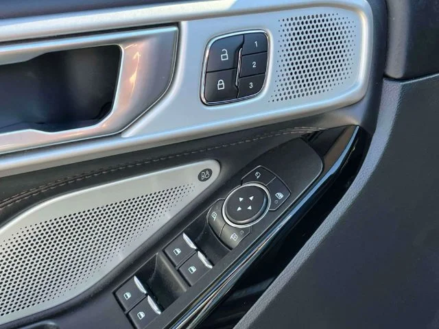 Used 2022 Blue Metallic Ford Platinum image 29