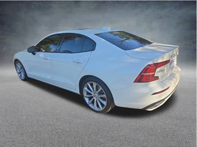 Used 2021 White Volvo T5 Momentum image 11