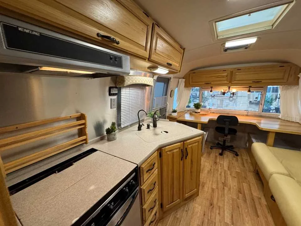 Used 2011 SILVER AIRSTREAM  image 30