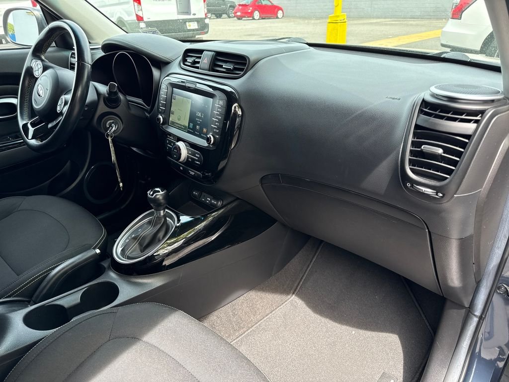 Used 2015 Blue Kia Plus image 22