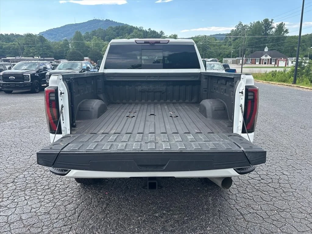 Used 2024 White GMC AT4 image 7