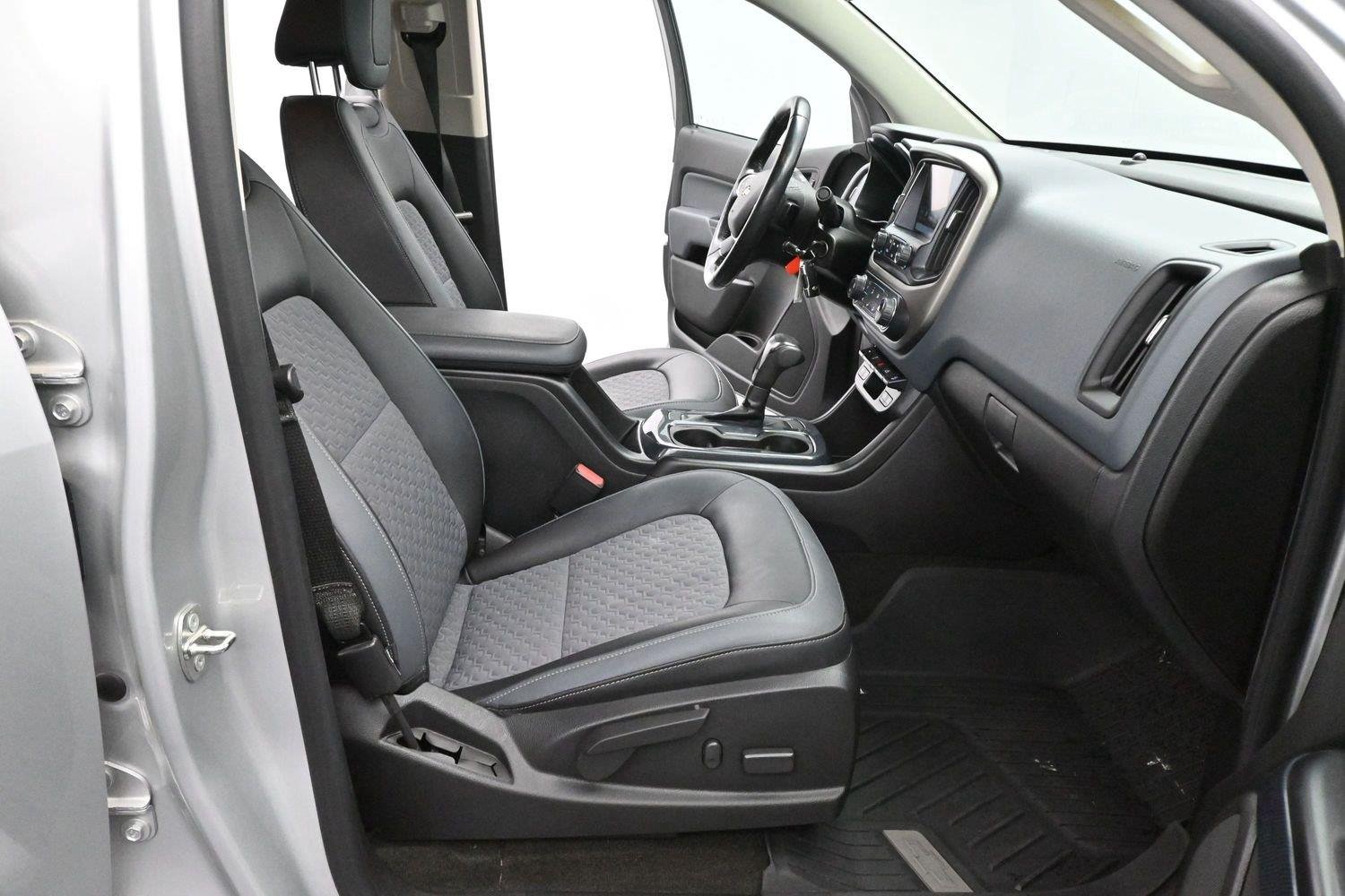 Used 2018 SILVER ICE METALLIC Chevrolet 4WD Z71 image 32