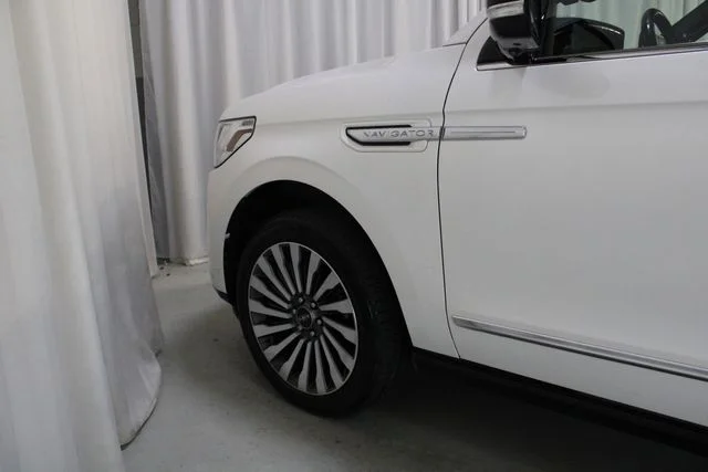 Used 2019 White Lincoln Reserve image 30