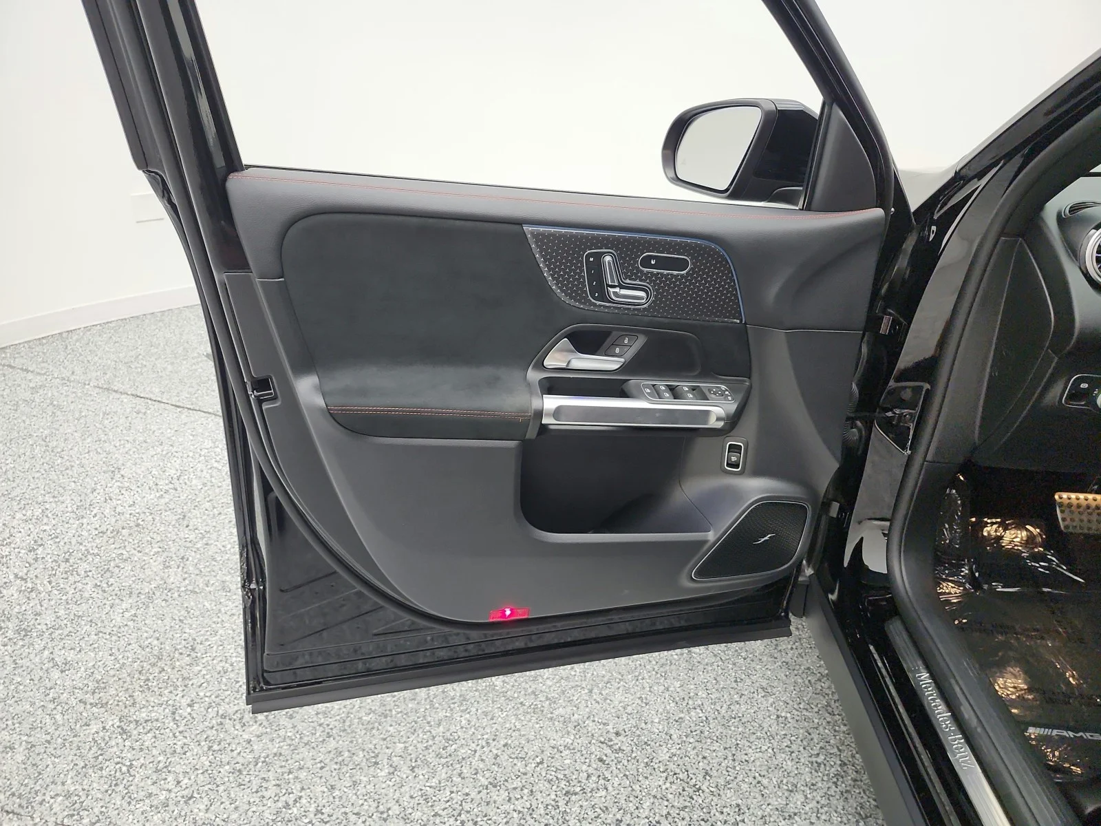 Used 2024 Night Black Mercedes-Benz GLB 250 SUV image 15