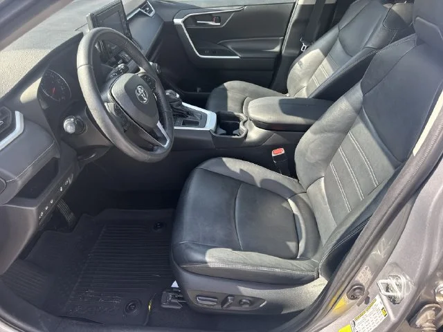 Used 2021 Silver Toyota XLE Premium image 9