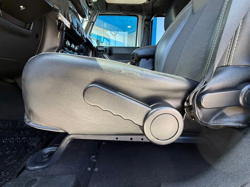 Used 2018 Silver Jeep Unlimited Sport image 33