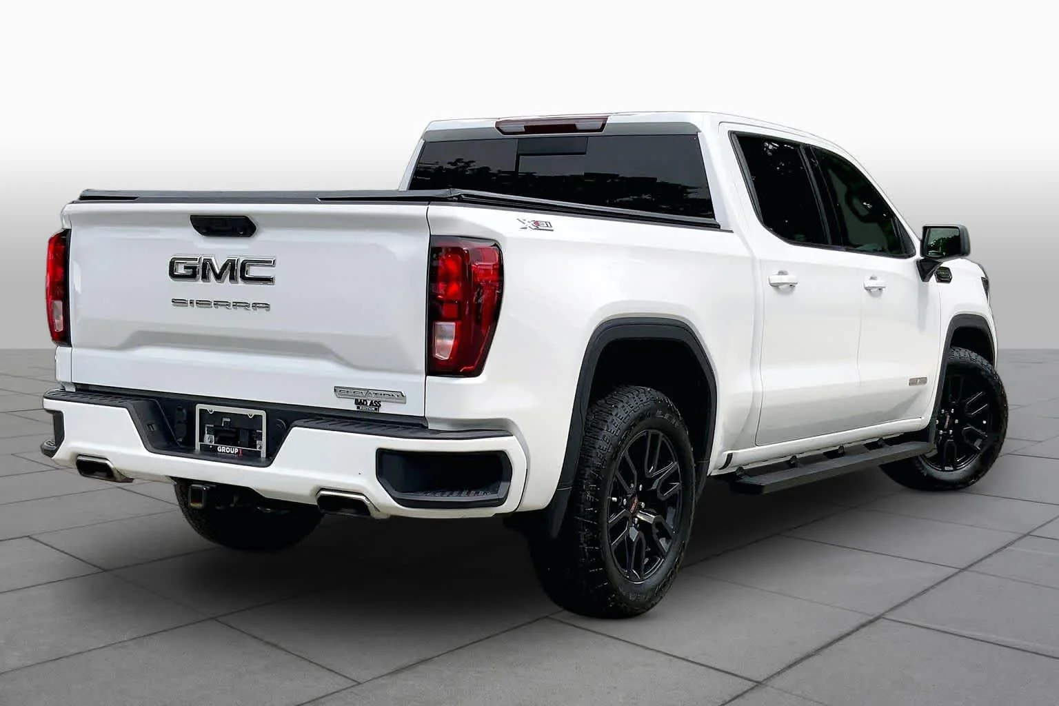 Used 2024 Summit White GMC Elevation image 13