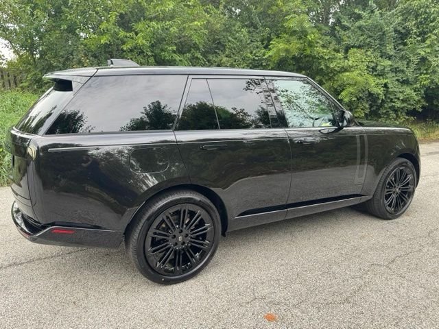 New 2027 Santorini Black Land Rover SE image 5