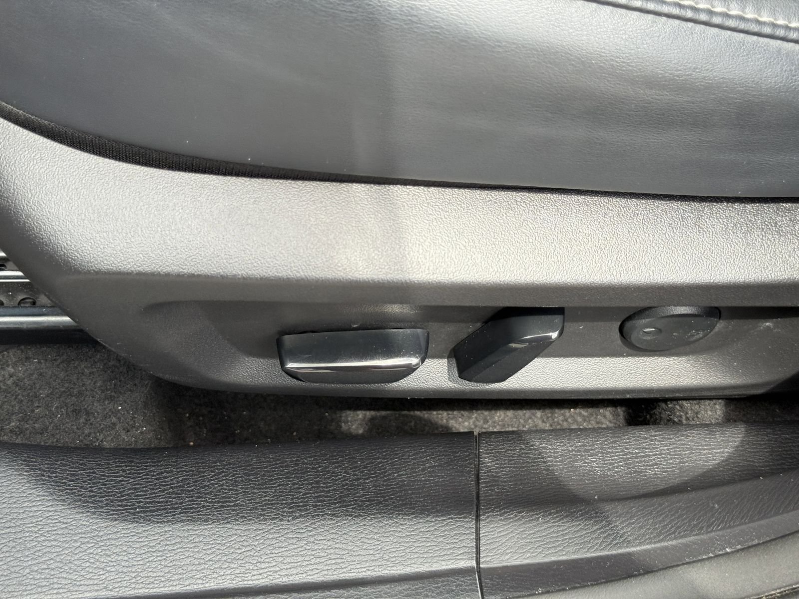 Used 2024 Alloy Silver Metallic Mitsubishi SE image 20