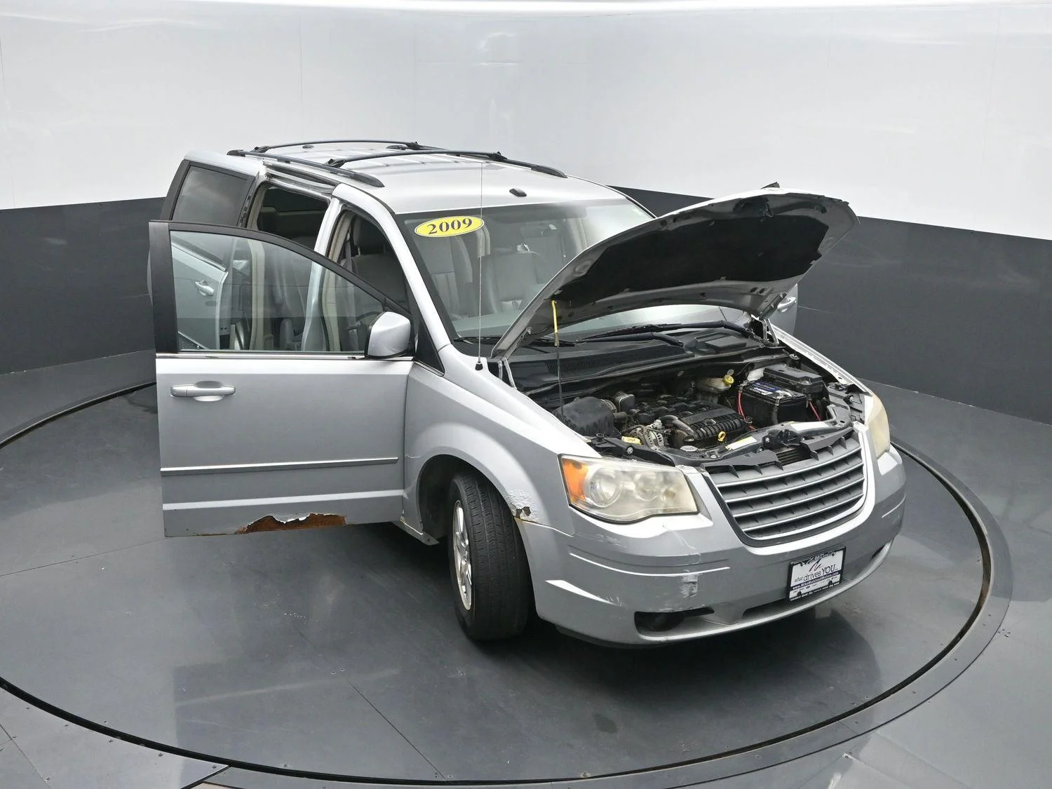Used 2009 Bright Silver Metallic Chrysler Touring image 43