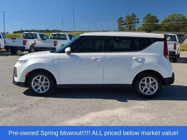 Used 2022 White Kia LX image 10