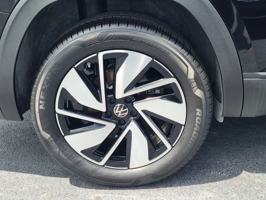 Used 2026  Volkswagen SE w/Technology image 5