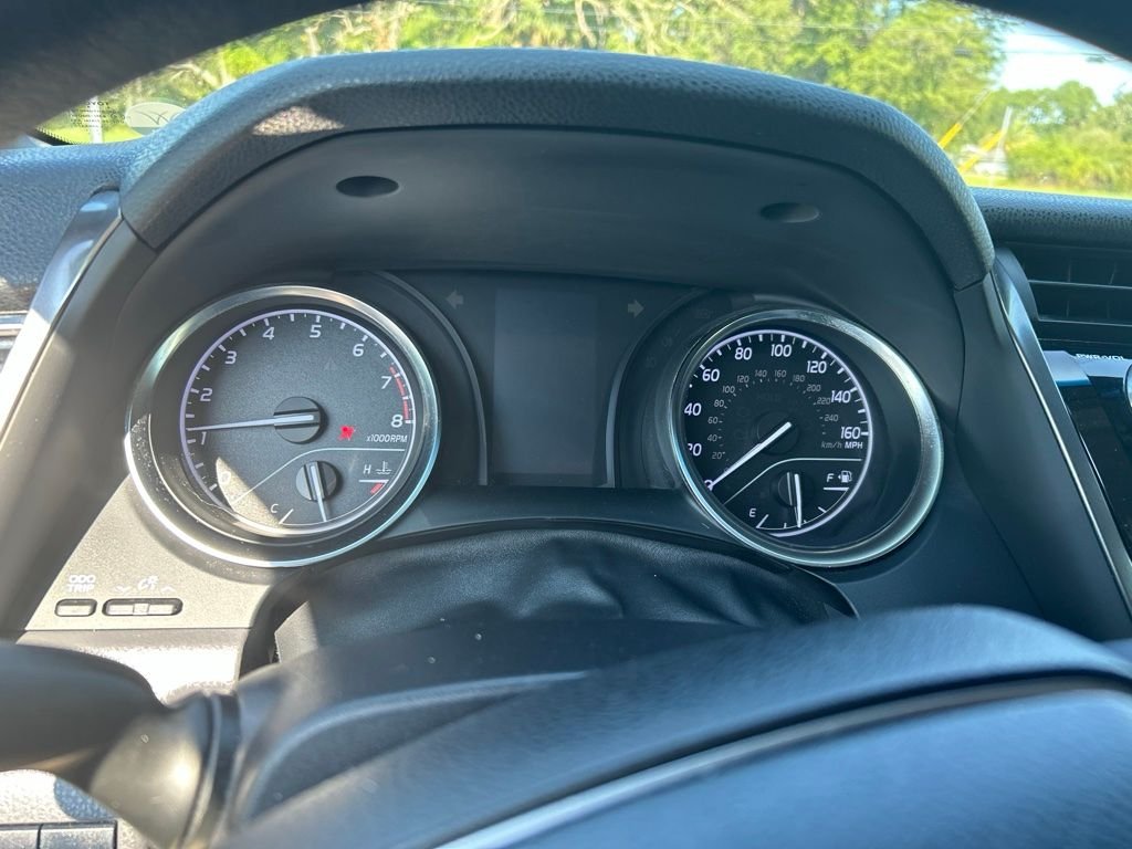 Used 2018 White Toyota LE image 5