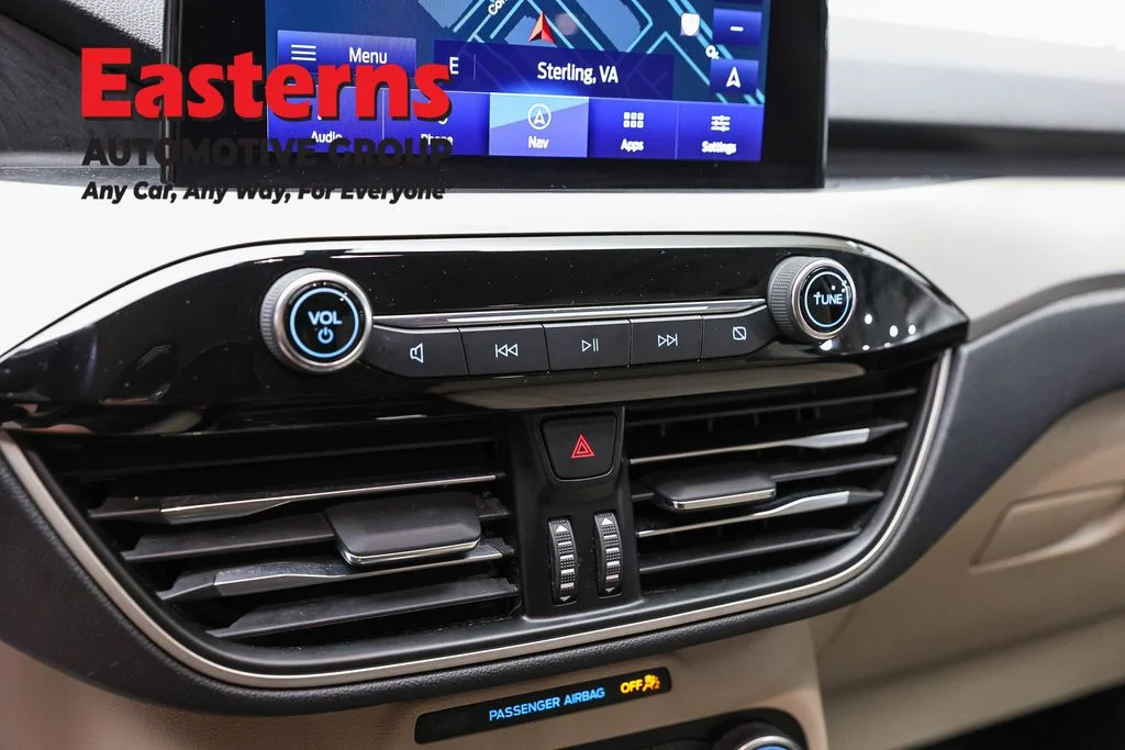 Used 2022 Silver Ford SE image 19