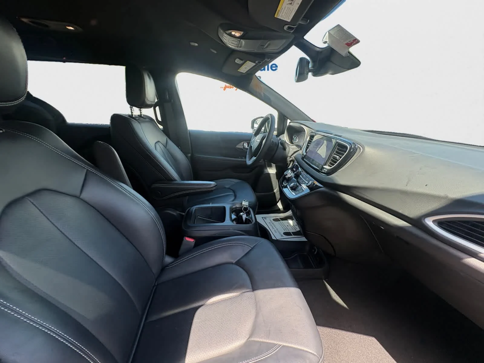 Used 2025 Diamond Black Crystal Pearlcoat Chrysler Select image 19