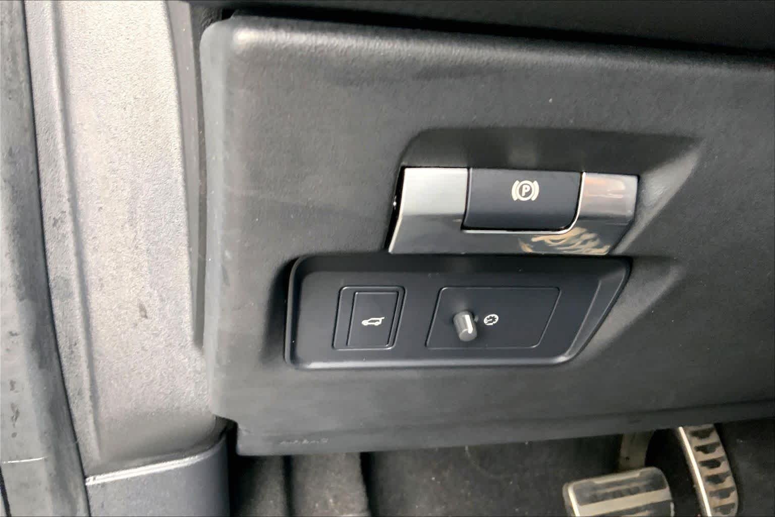 Used 2021 Fuji White Land Rover S R-Dynamic image 31