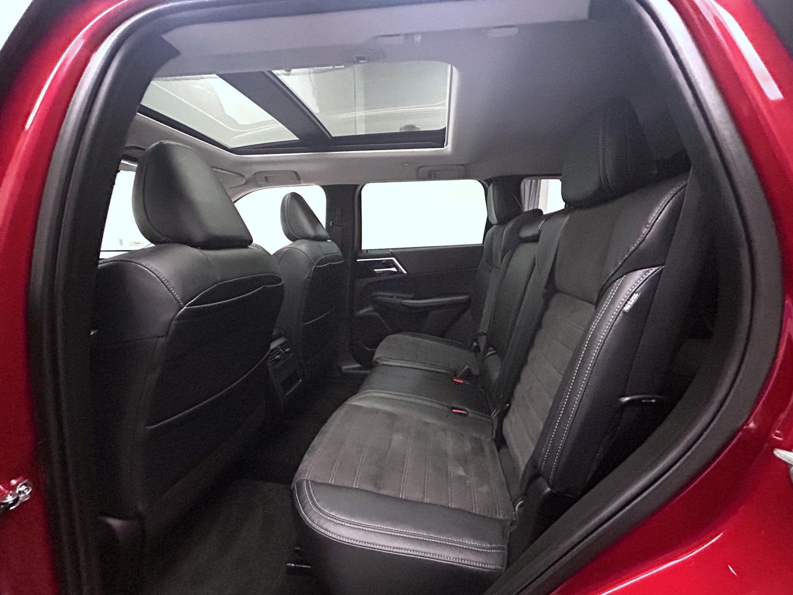 Used 2023 Red Mitsubishi SE image 19
