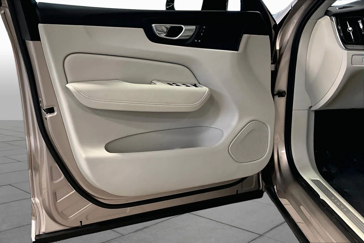 Used 2024 Bright Dusk Metallic Volvo Plus Dark Theme image 21