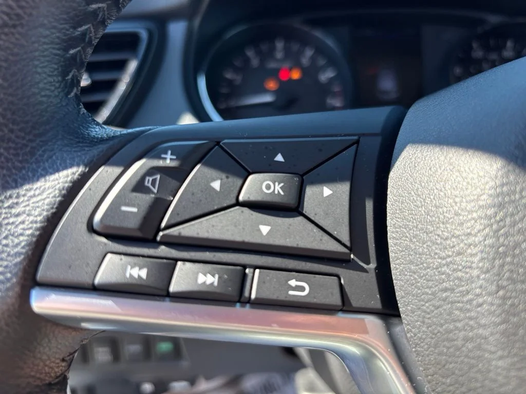 Used 2022 White Nissan SV image 21