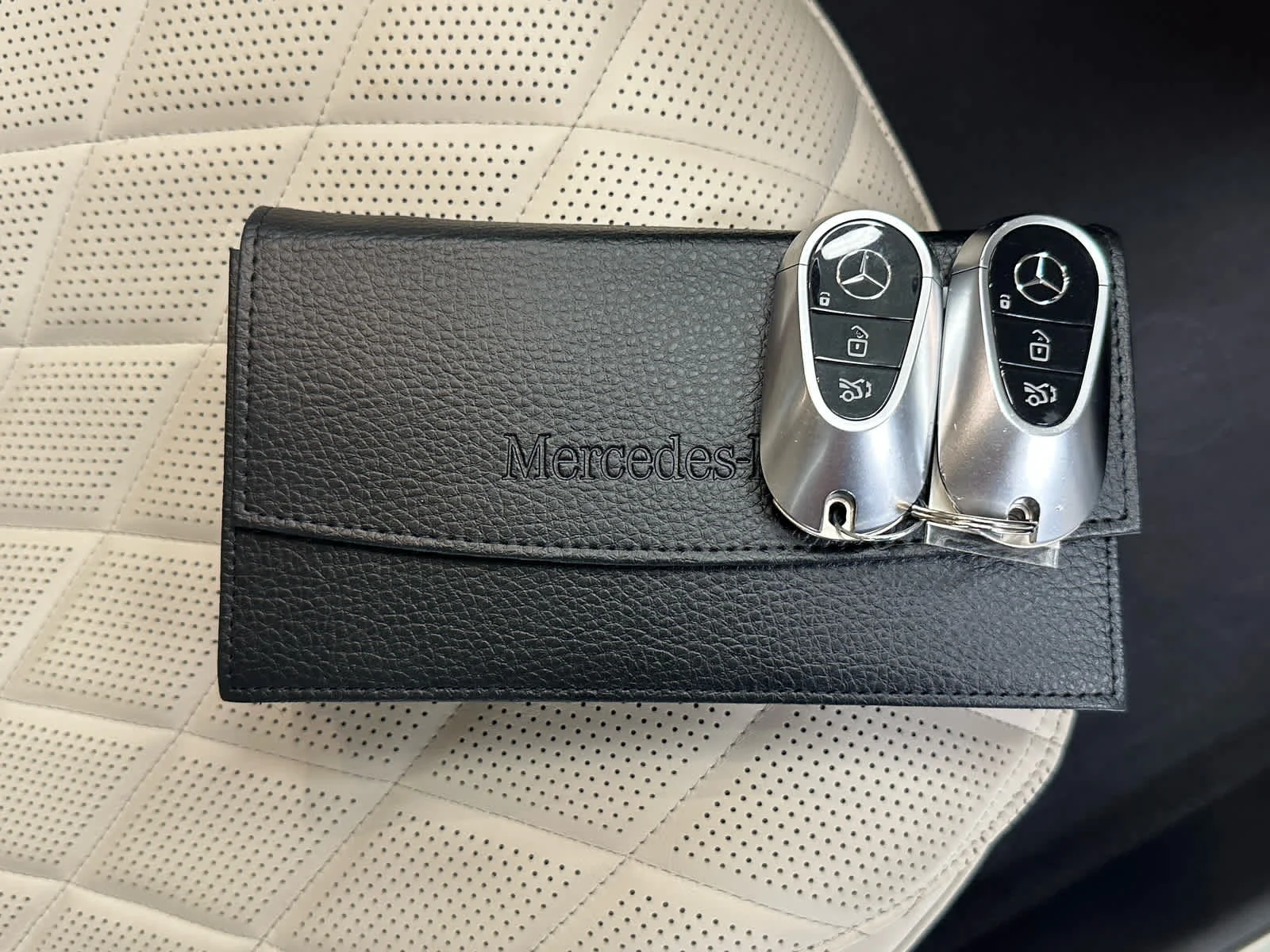 Used 2024 MANUFAKTUR Moonlight White Metallic Mercedes-Benz S 580 image 41