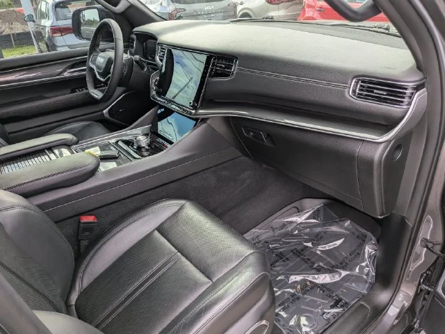 Used 2023 Gray Jeep Base image 10