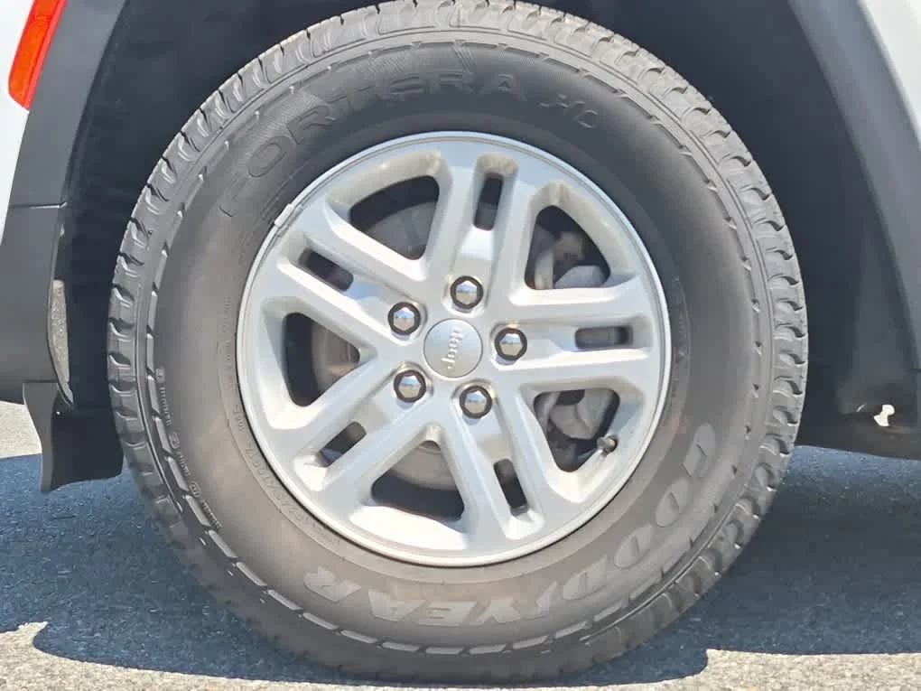 Used 2023 Bright White Clearcoat Jeep Laredo image 6