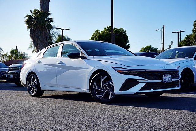 Used 2025 White Hyundai SEL Sport image 1