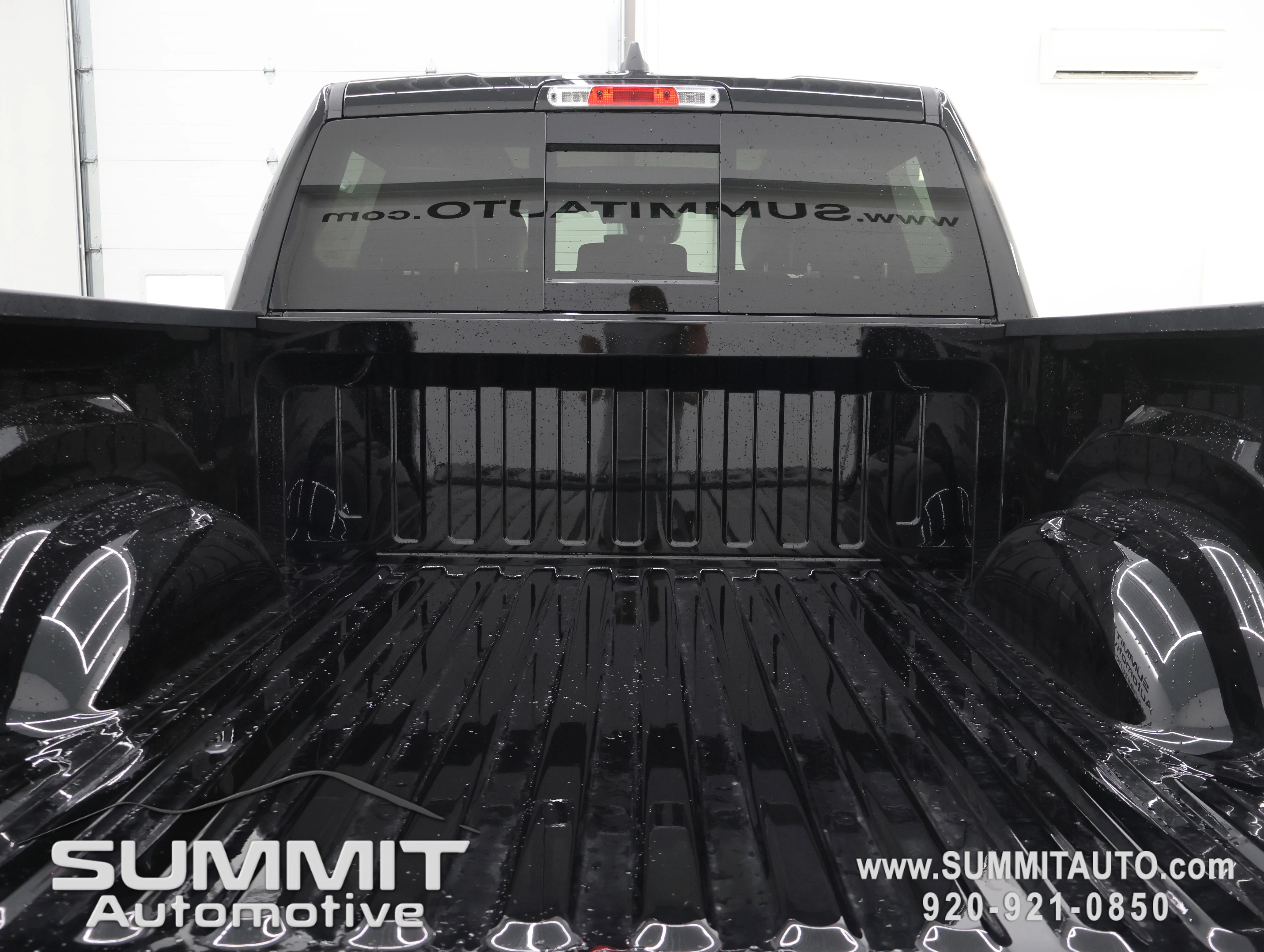New 2026 Diamond Black Crystal Pearl-Coat Exterior Paint RAM Laramie image 30