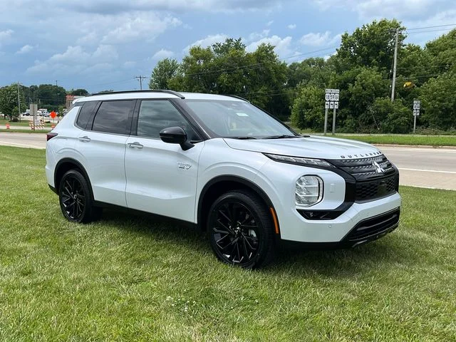 Used 2025 White Mitsubishi SEL Black Edition image 7