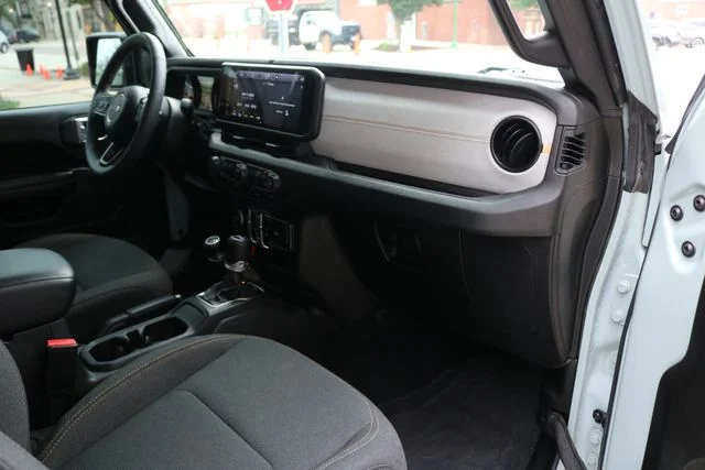 Used 2024 Earl Clearcoat Jeep Sport S image 44