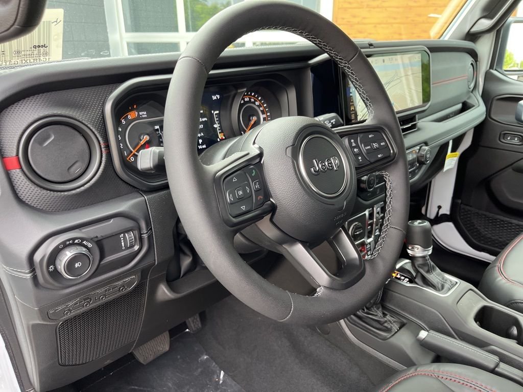 New 2026 Bright White Clear-Coat Exterior Paint Jeep Rubicon X image 3