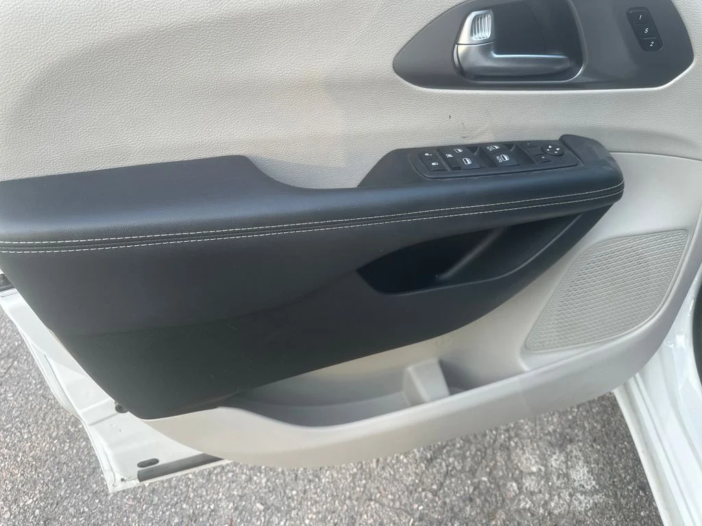 Used 2023 White Chrysler Touring L image 10