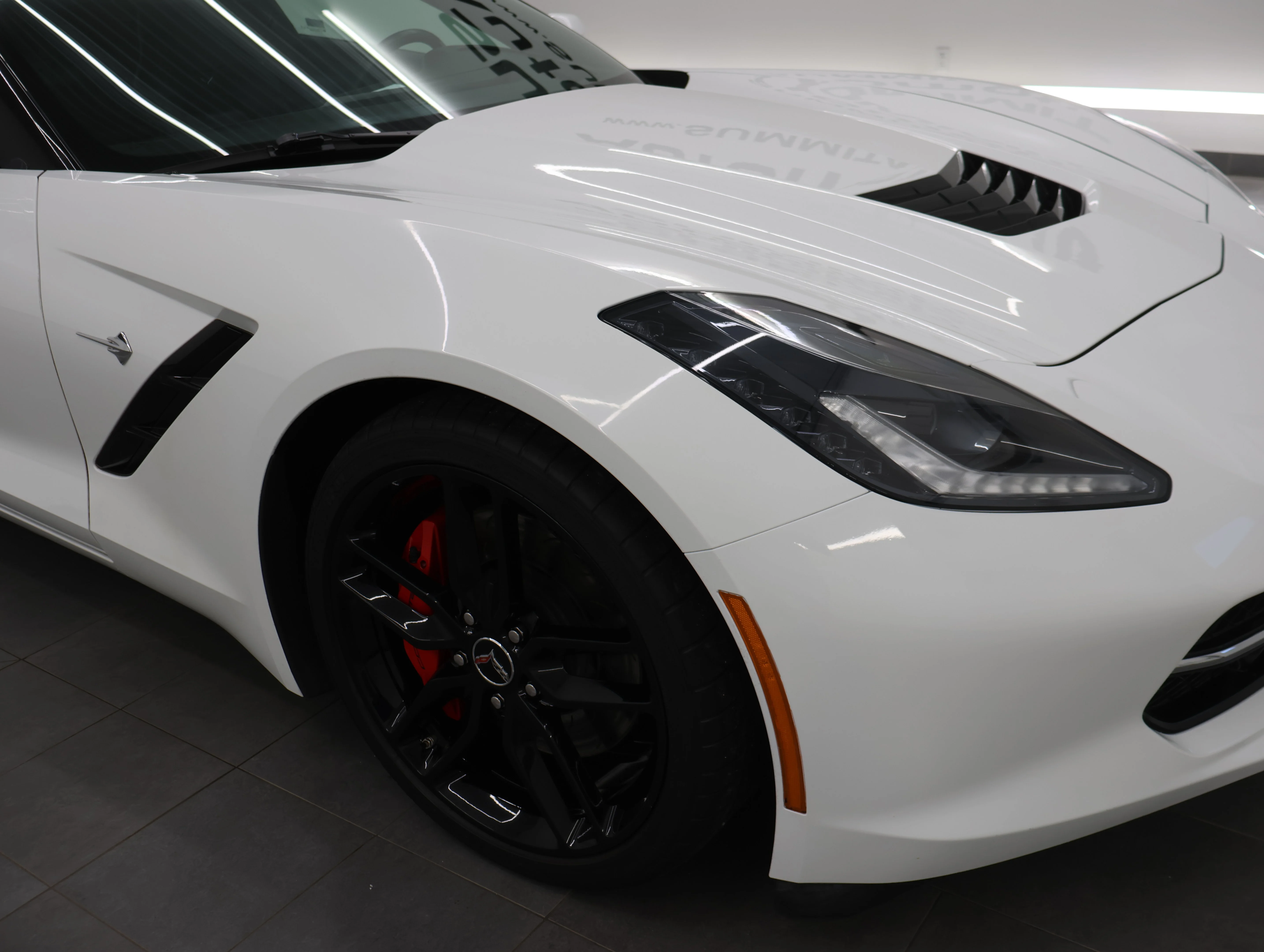 Used 2015 Arctic White Chevrolet Stingray Z51 image 21