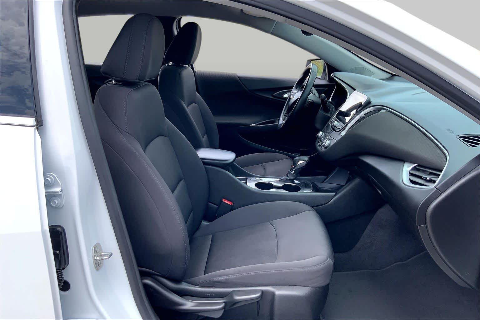 Used 2022 Summit White Chevrolet RS image 9