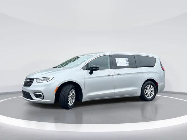 2024 Chrysler Pacifica Touring L's photo