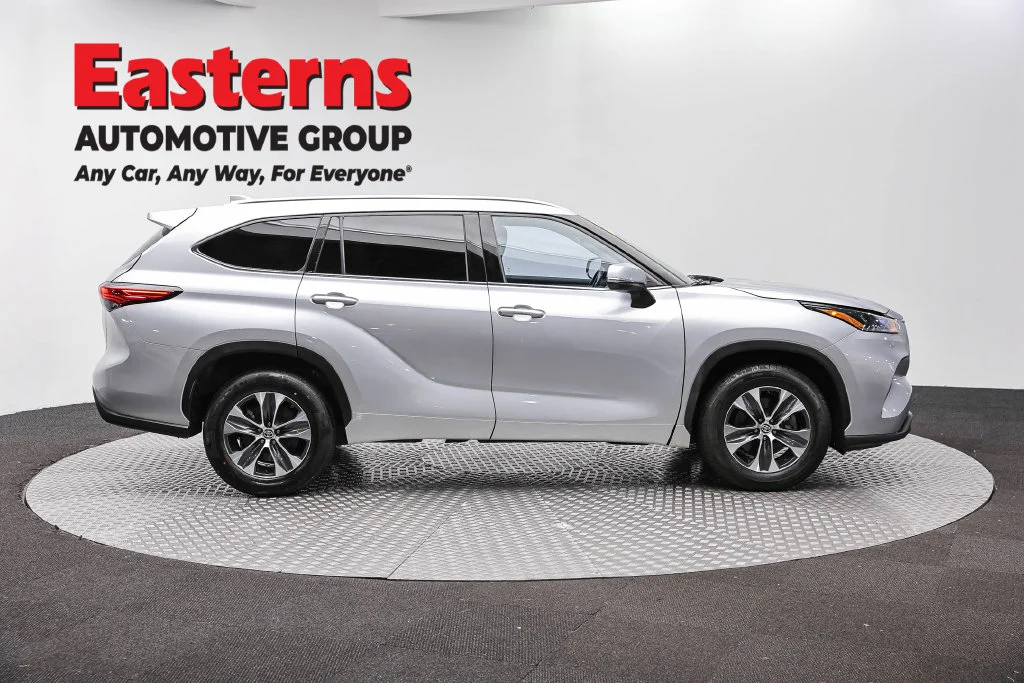 Used 2021 Silver Toyota XLE image 6