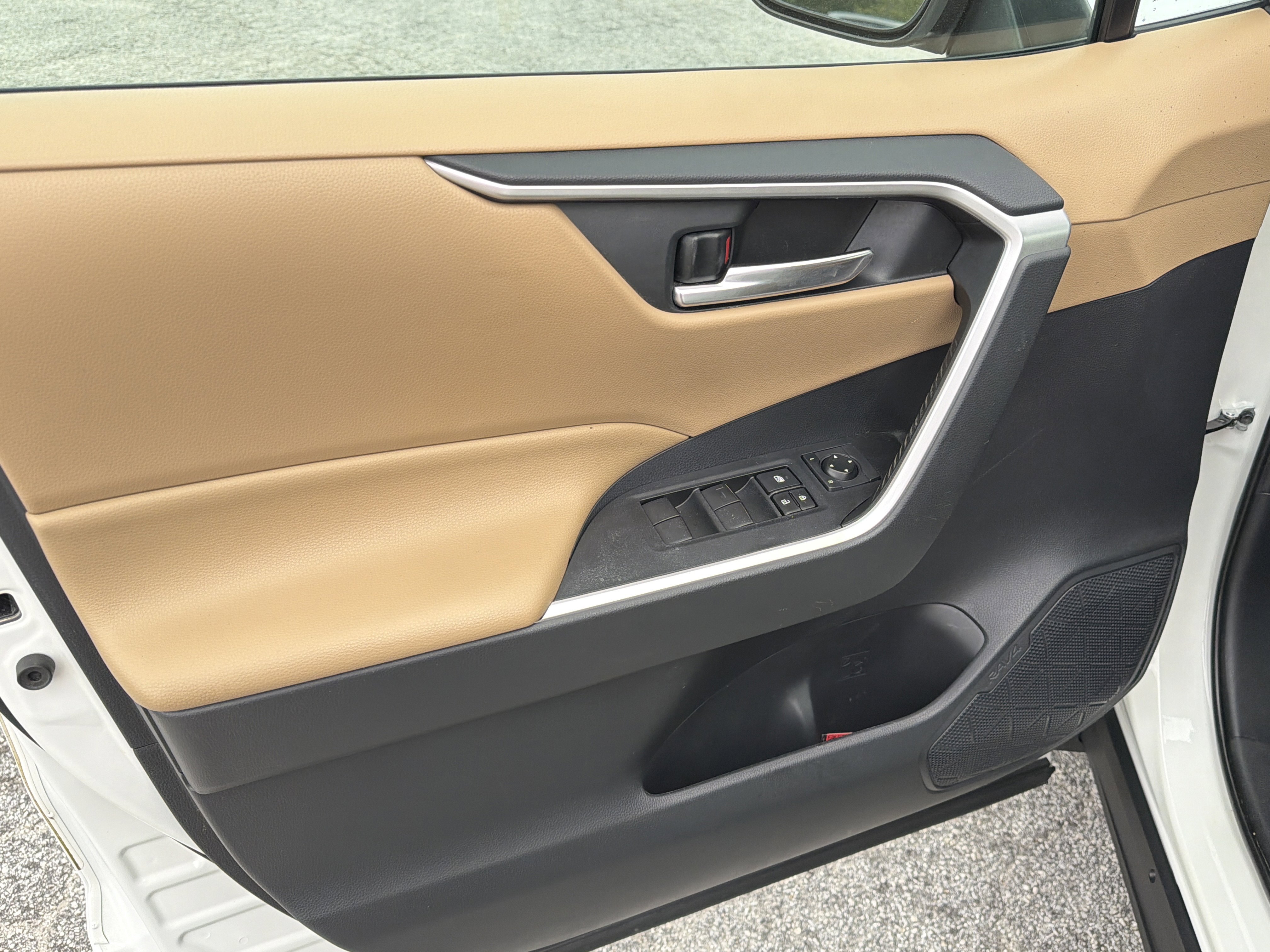 Used 2019 Super White Toyota XLE image 5