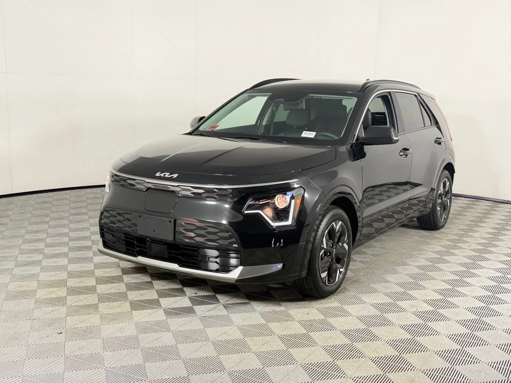 Used 2025 Black Kia Wind image 4