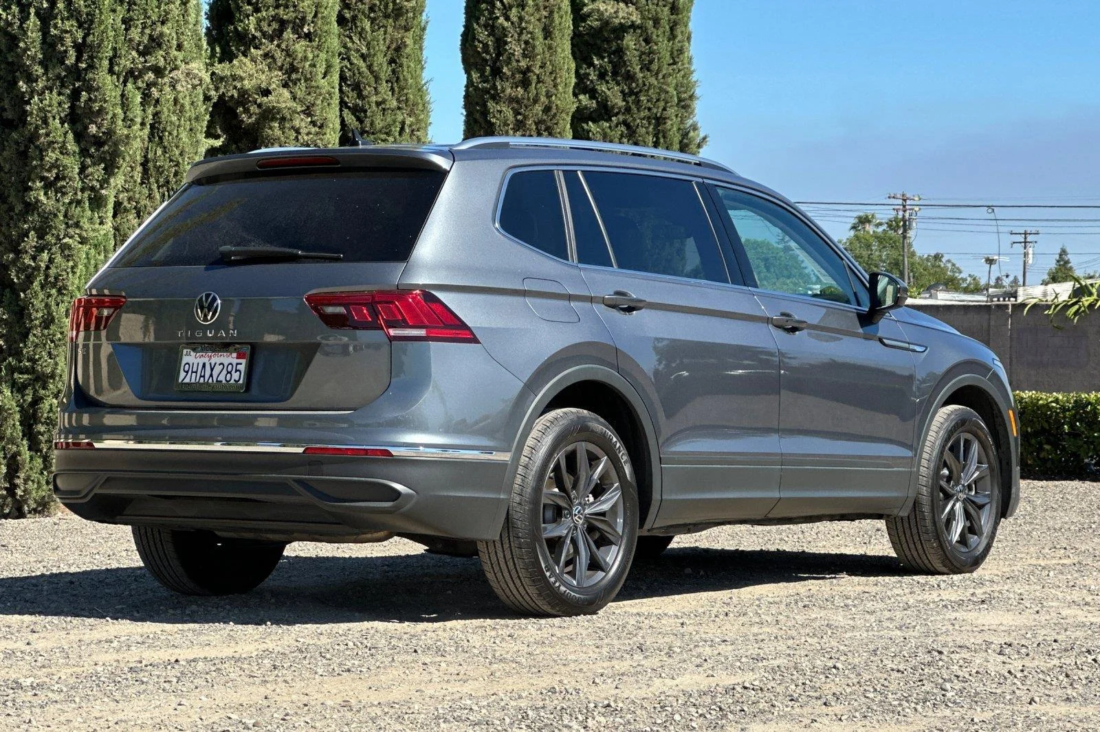 Used 2023 Platinum Gray Metallic Volkswagen SE image 4