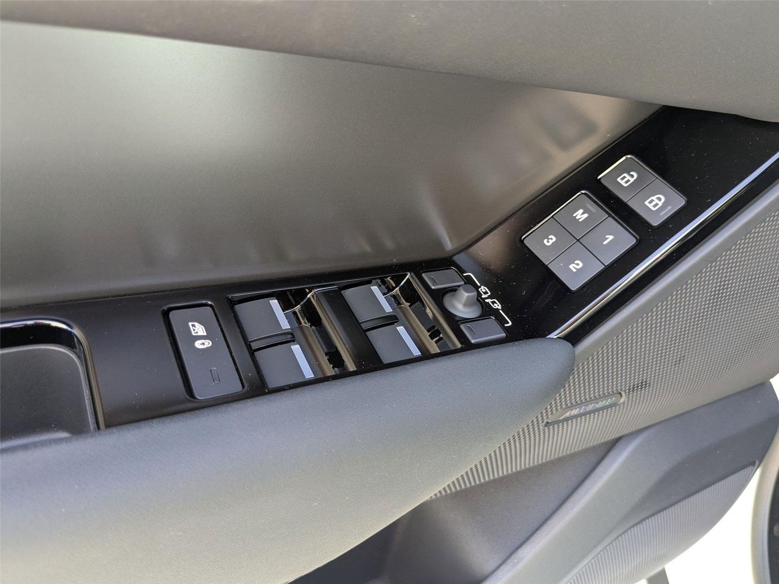 Used 2026 Fuji White Land Rover S image 12