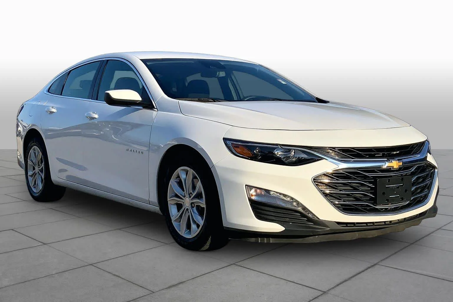 Used 2024 Summit White Chevrolet LT image 3