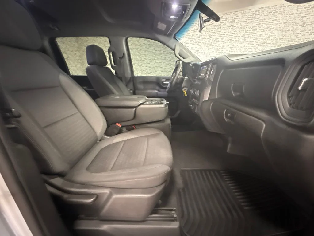 Used 2022 Silver Ice Metallic Chevrolet Custom image 11