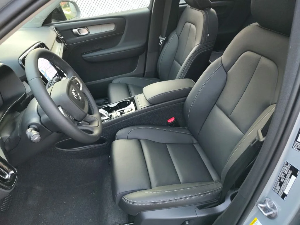 2026 Volvo XC40 Plus - Photo 16