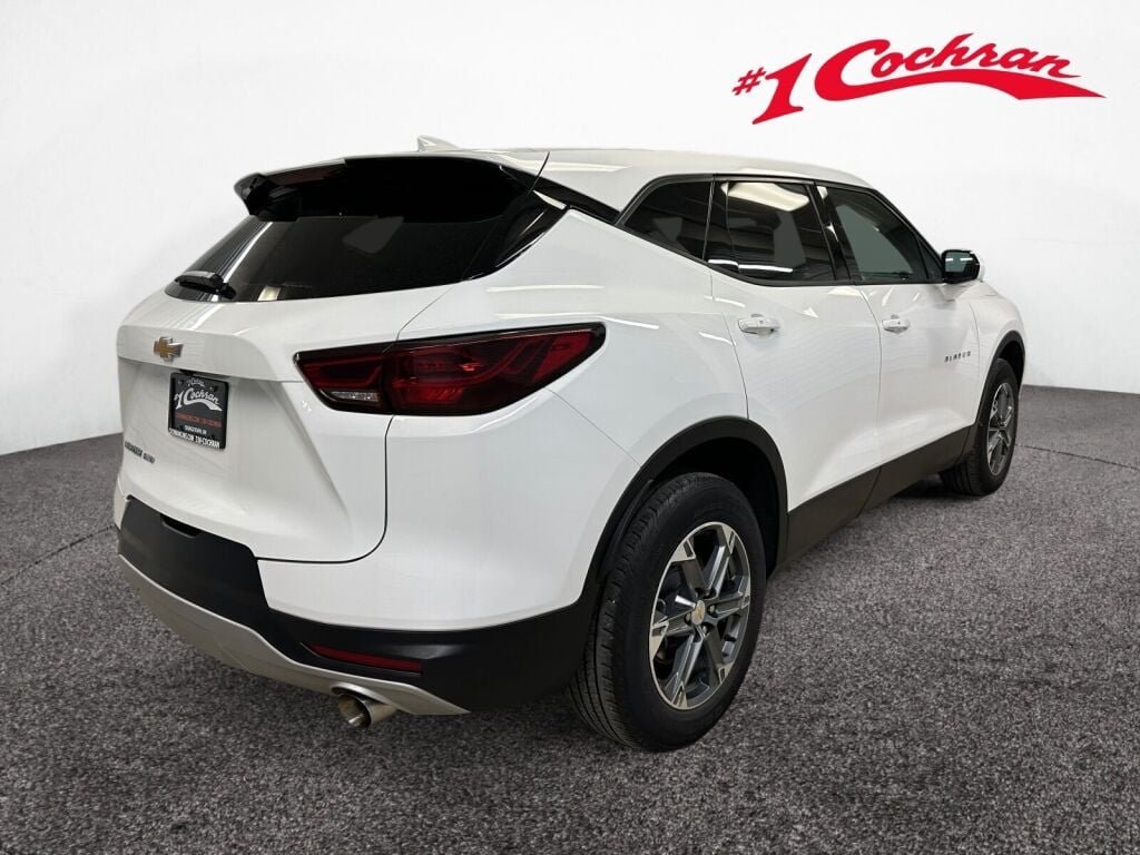 Used 2025 Summit White Chevrolet LT image 27