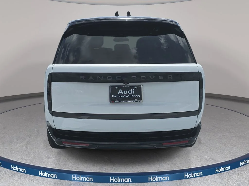 Used 2025 White Land Rover SE image 7