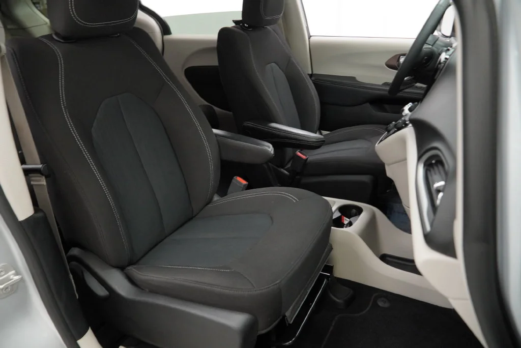 Used 2024 Silver Chrysler LX image 38